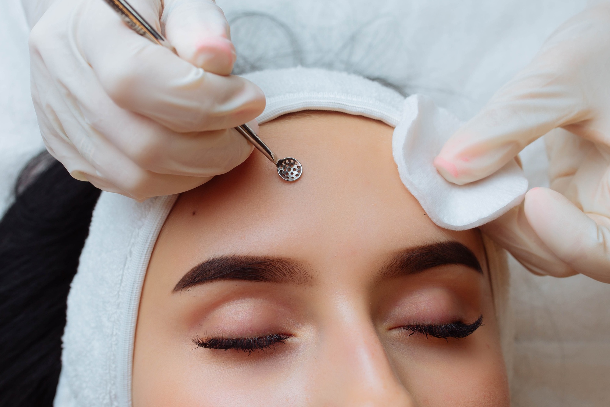 A procedure for mechanical or manual face cleansing by a beautician. Professional skin peeling